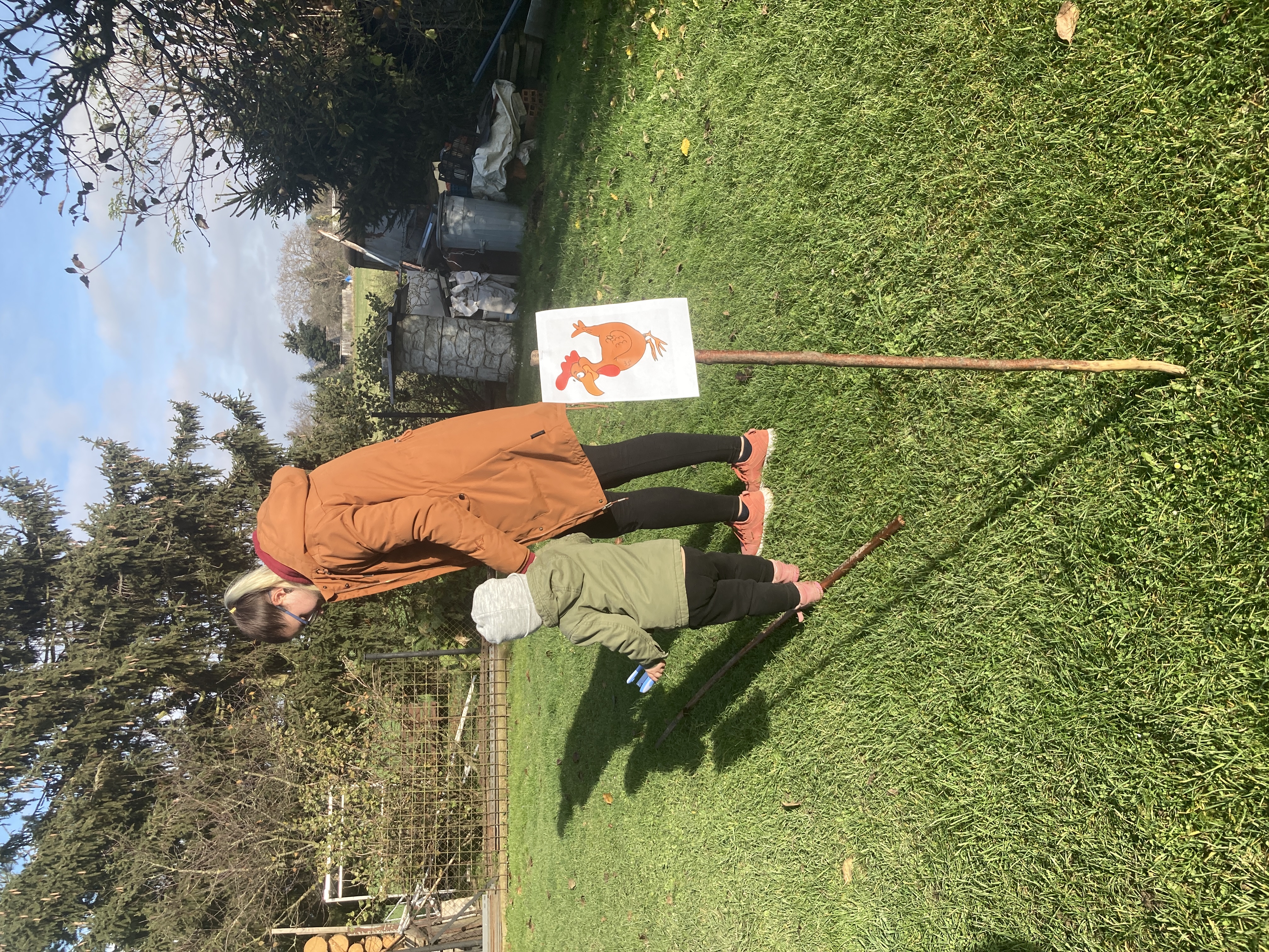 Anička jde za ruku s dítětem